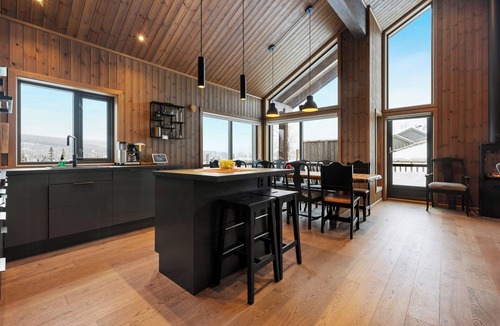 Skeikampen House | Cabin with forest edge views