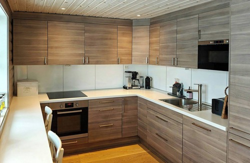 Sauda House | Cabin with hot tub and fjord views in Sauda