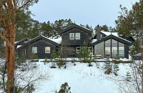 Sauda House | Cabin with hot tub and fjord views in Sauda