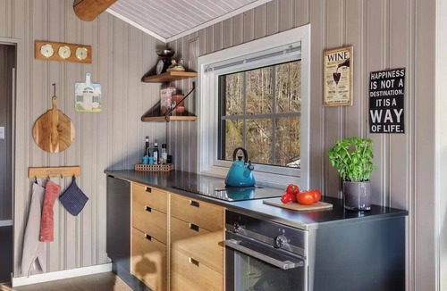 Tjørhom House | Cabin with panoramic views and wood-fired hot tub