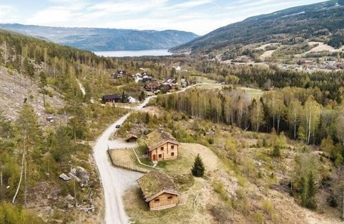Atra House | Cabin with wooden interior by Lake Tinnsjøen
