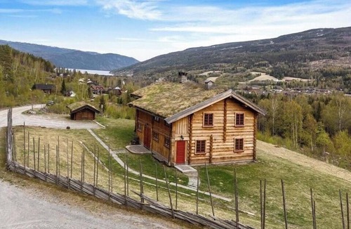Atra House | Cabin with wooden interior by Lake Tinnsjøen