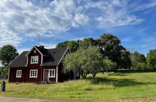 Växjö Villa | Calm and private country side property with own waterfront by large river