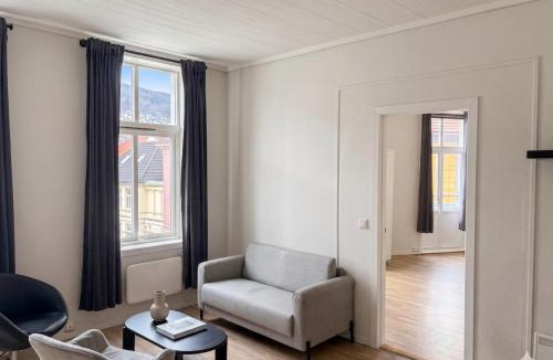 Nygard Apartment | Calming city living in Nygårdshøyden with Mountain view
