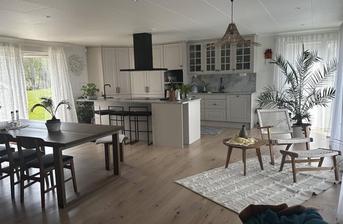 Halanda Villa | Captivating 3-Bed Villa in Halanda with Lake View