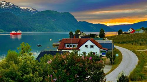Sandane House | Casa Hauge Fjord View