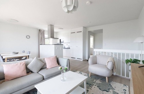 Aviapolis Villa | Casa Painter - 4BR terraced house with sauna near airport