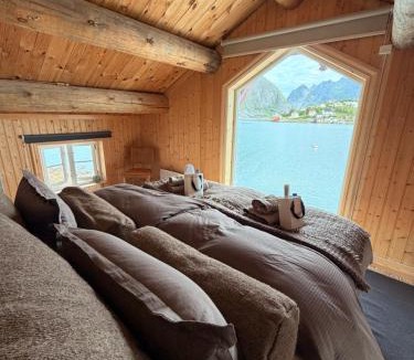 Moskenes House | CaspAra authentic Rorbu best view in Reine Lofoten