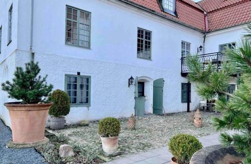 Tomelilla Apartment | Castle Apartment in Österlen - The Thott Suite