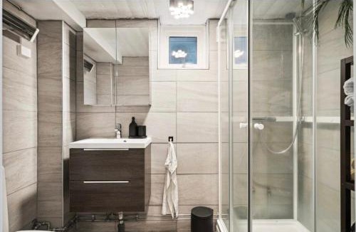 Ringerike Apartment | Central 2 bedroom basement apartment for 1-6 people with free parking