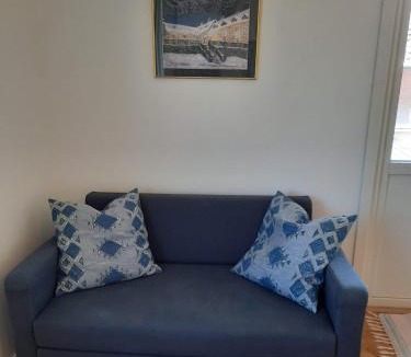 Falkenberg Apartment | Central enrums lägenhet med altan