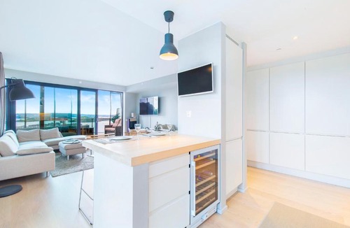 Bjørvika Apartment | Central Penthouse on 19th Floor with Amazing View