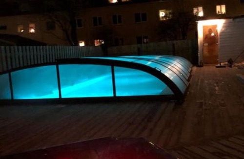 Kalmar Villa | Central villa med extra allt. Pool, Bastu, Utekök