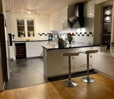 Kalmar Villa | Central villa med extra allt. Pool, Bastu, Utekök