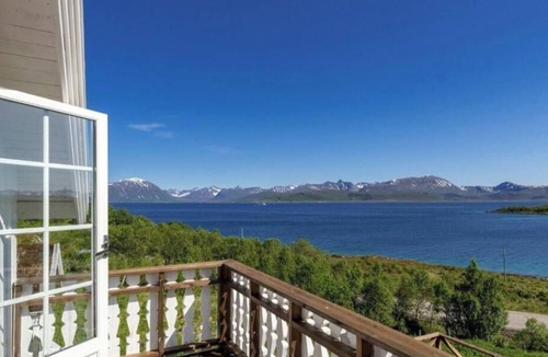 Sortland House | Centrally Located Cabin by the Sea