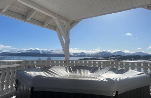 Sortland House | Centrally Located Cabin by the Sea