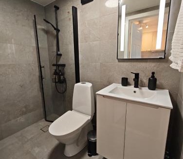 Sala Apartment | Centralt gästhus i Sala med kök, trädgård & Wi-Fi