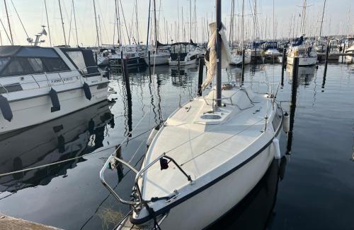 Raa Boat Rental | Charmig övernattning i båt Låt vågorna vagga dig till sömns