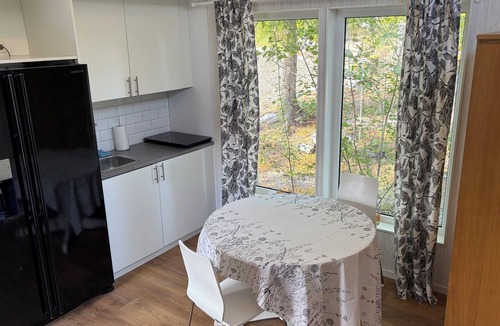 Vasteras Cabin | Charmig Gäddeholm Cottage