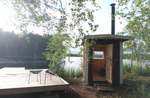 Sveg House | Charmig gård med bastu, strandtomt och utedusch i naturskönt område