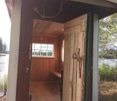 Sveg House | Charmig gård med bastu, strandtomt och utedusch i naturskönt område