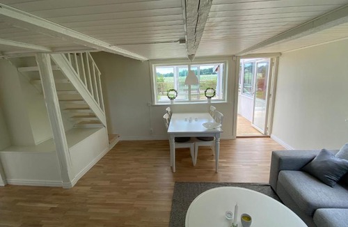Kalmar Municipality House | Charmig, nyrenoverat och fullt utrustad stuga. Anpassad för hundar, nära till naturen och havet. Gångavstånd till golfbana.