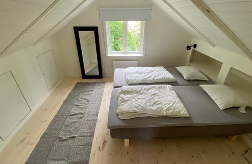 Kalmar Municipality House | Charmig, nyrenoverat och fullt utrustad stuga. Anpassad för hundar, nära till naturen och havet. Gångavstånd till golfbana.