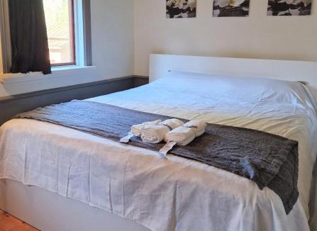 Upplands Vasby Municipality House | Charmig stuga mitt i naturen!