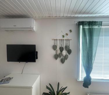 Tibro Villa | Charmigt Villa bredvid sjön Örlen