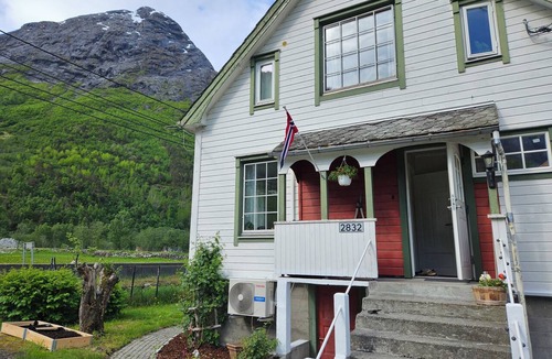 Hjelle House | Charming 3-bedroom house in beautiful Stryn, perfect for relaxing stays