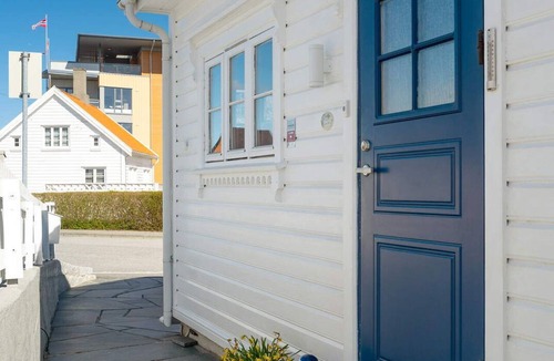 Haugesund House | Charming and centrally located detached house by the marina. 3 bedroom, EV charg