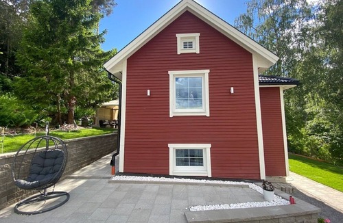 Sollentuna House | Charming apartment in a red house in Stockholm. Free parking