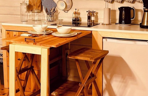 Listerby Cabin | Charming Cabin Retreat – Hot Tub, Air Conditioning & Serene Countryside