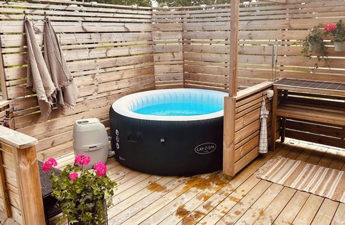 Listerby Cabin | Charming Cabin Retreat – Hot Tub, Air Conditioning & Serene Countryside