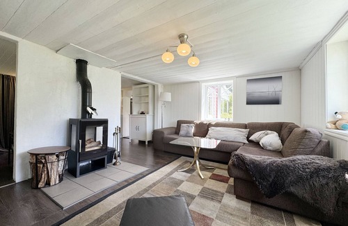 Vanersborg Municipality Ski Chalet | Charming Cottage by Lake Vänern, Frändefors | SE17013