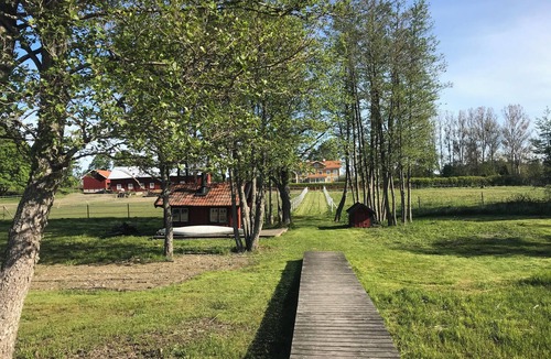 Holo Cabin | Charming cottage on horse farm with lake and sauna