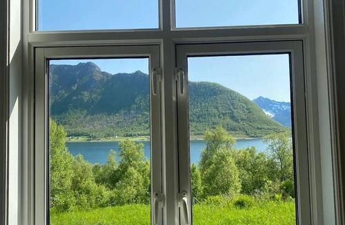 Torsken Cottage | Charming cottage with seaview in Senja