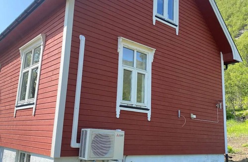 Torsken Cottage | Charming cottage with seaview in Senja