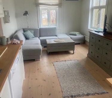 Torsken House | Charming cottage with seaview in Senja