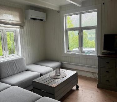Torsken House | Charming cottage with seaview in Senja