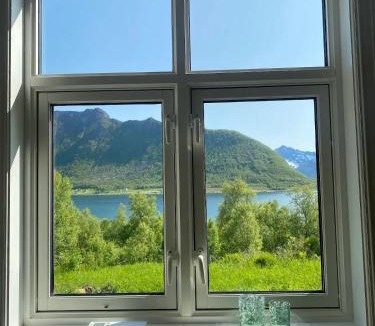 Torsken House | Charming cottage with seaview in Senja