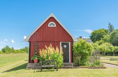 Farjestaden Cabin | Charming Country House - Bedding and towels included. 5 minutes from the Öland Bridge.