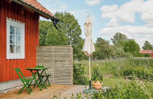 Vadstena House | Charming Hen House with Terrace near Vadstena