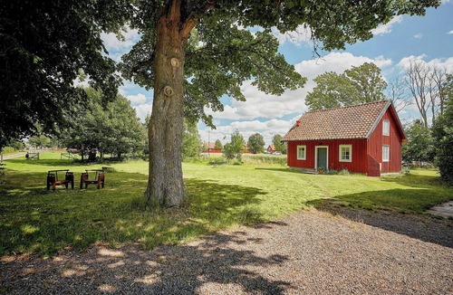 Vadstena House | Charming Hen House with Terrace near Vadstena