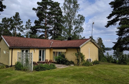 Nykoping House | Charming holiday home with lake views in Södermanland