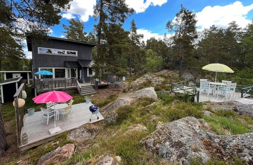 Vaddo House | Charming house on Väddö with views and decks