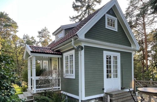 Vaxholm Cottage | Charming lake house with private jetty and amazing seaview