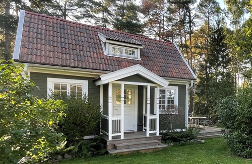 Vaxholm Cottage | Charming lake house with private jetty and amazing seaview