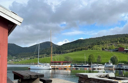 Valsoyfjord House | Charming & modern seaside house in Valsøyfjord