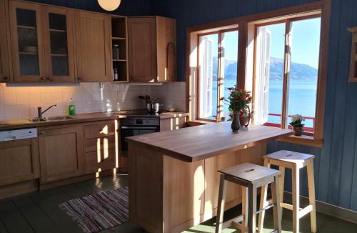 Kvinnherad Apartment | Charming sea house with sauna and private jetty
